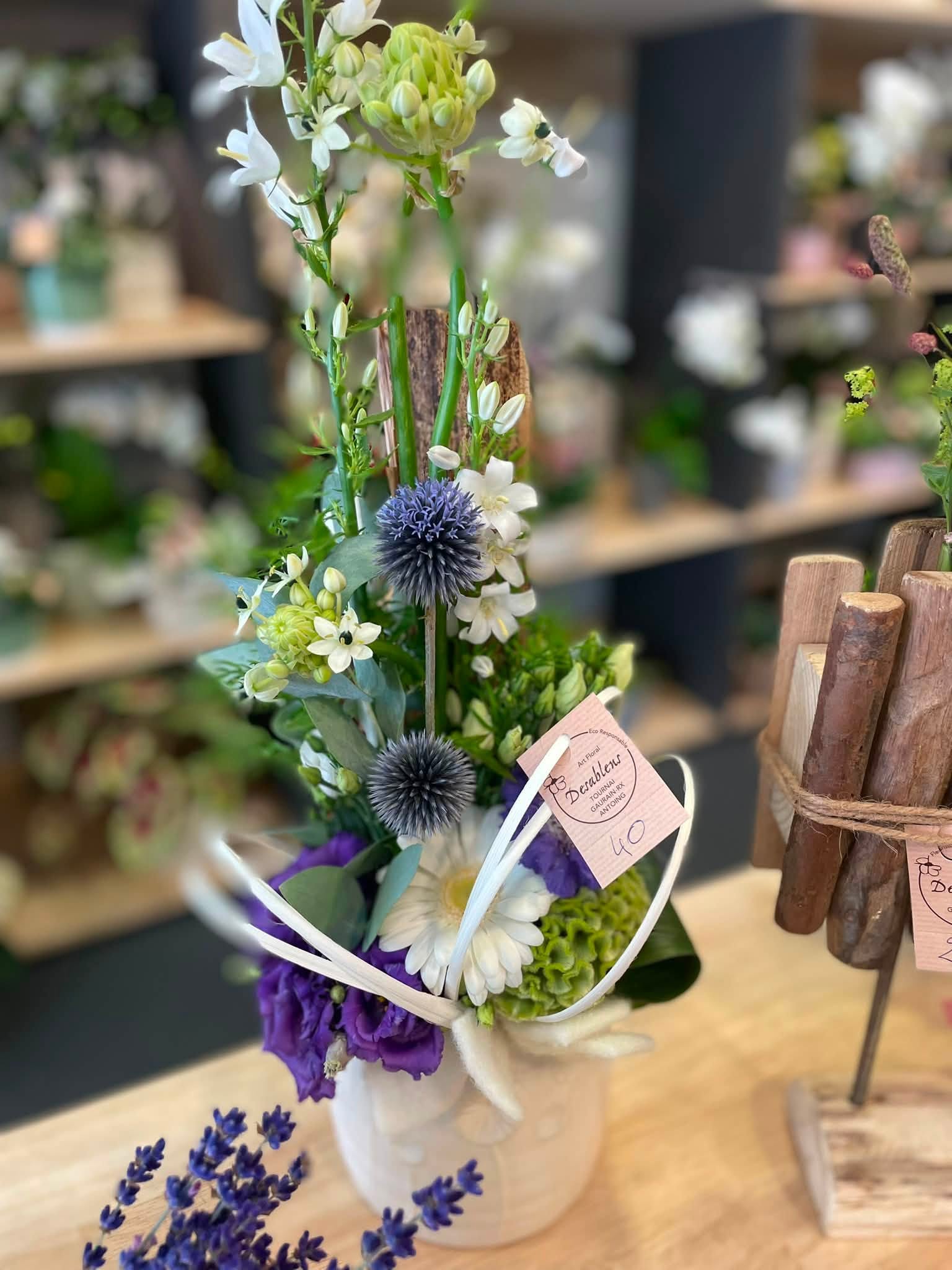 Centre de table bas, coupe en céramique, fleurs de saison.