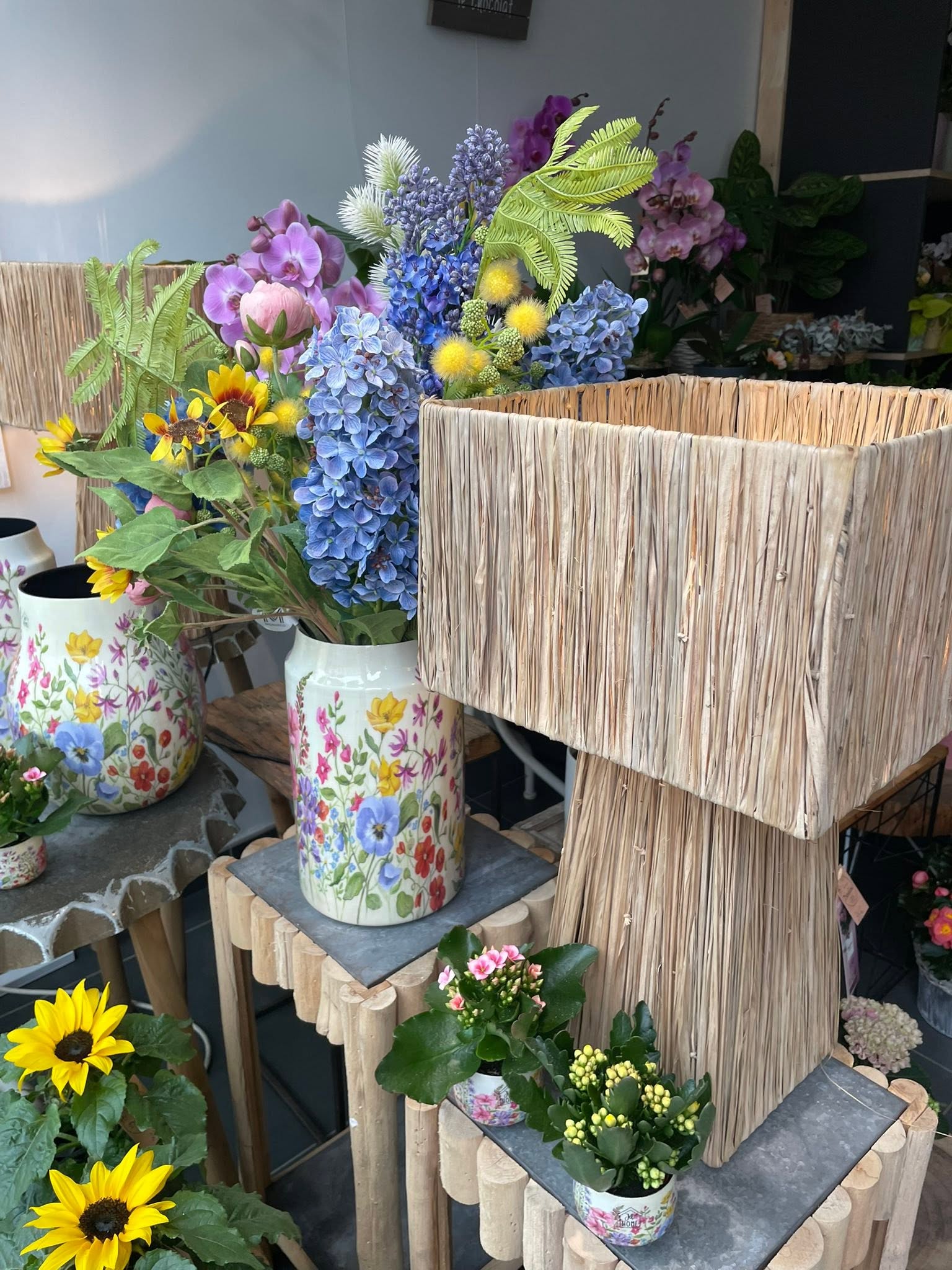 Intérieur de l'atelier, vases et bouquets prêts.